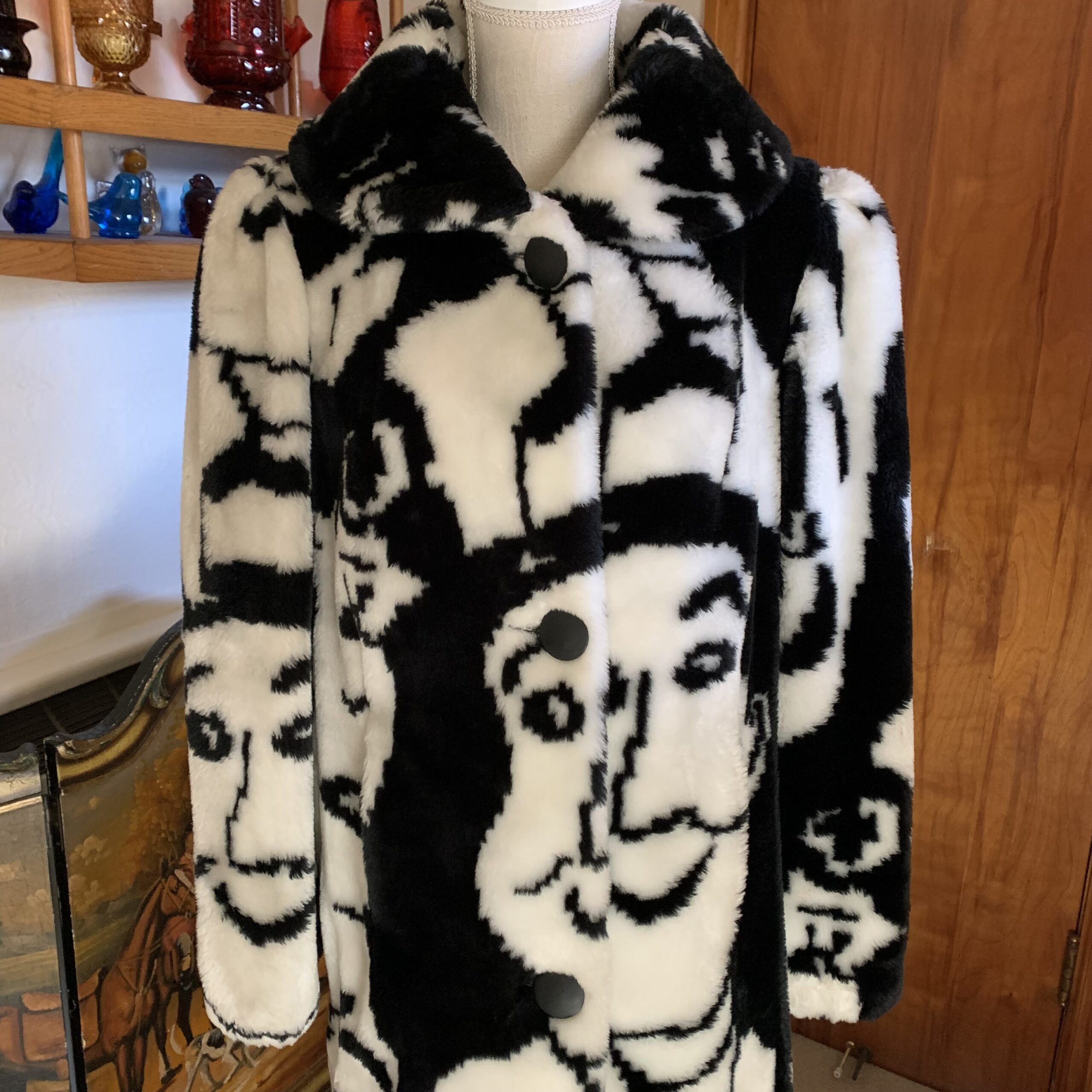 1980s Avant Garde Pop Art Faux Fur Coat – Black And White Faces Motif - Image 3