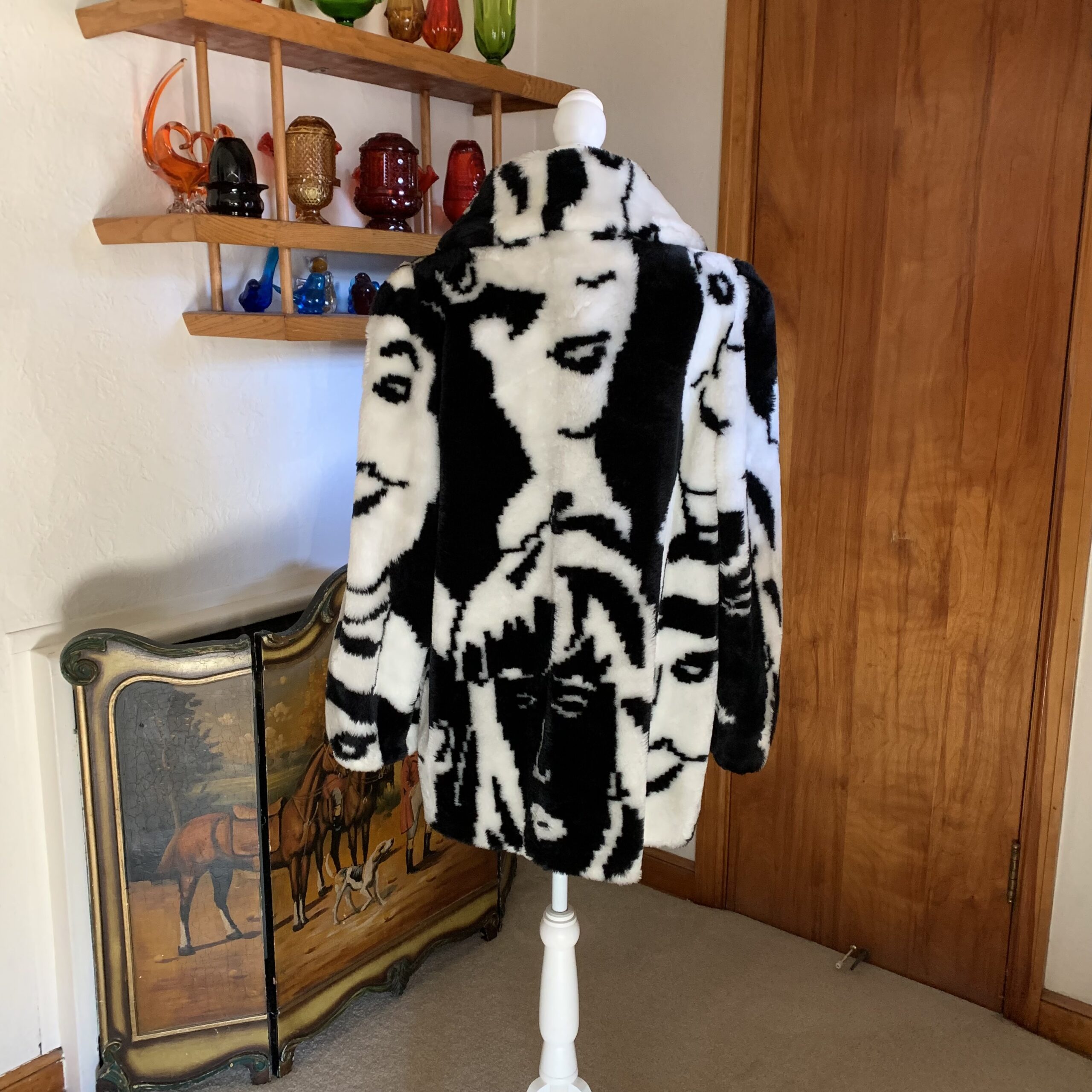 1980s Avant Garde Pop Art Faux Fur Coat – Black And White Faces Motif - Image 5