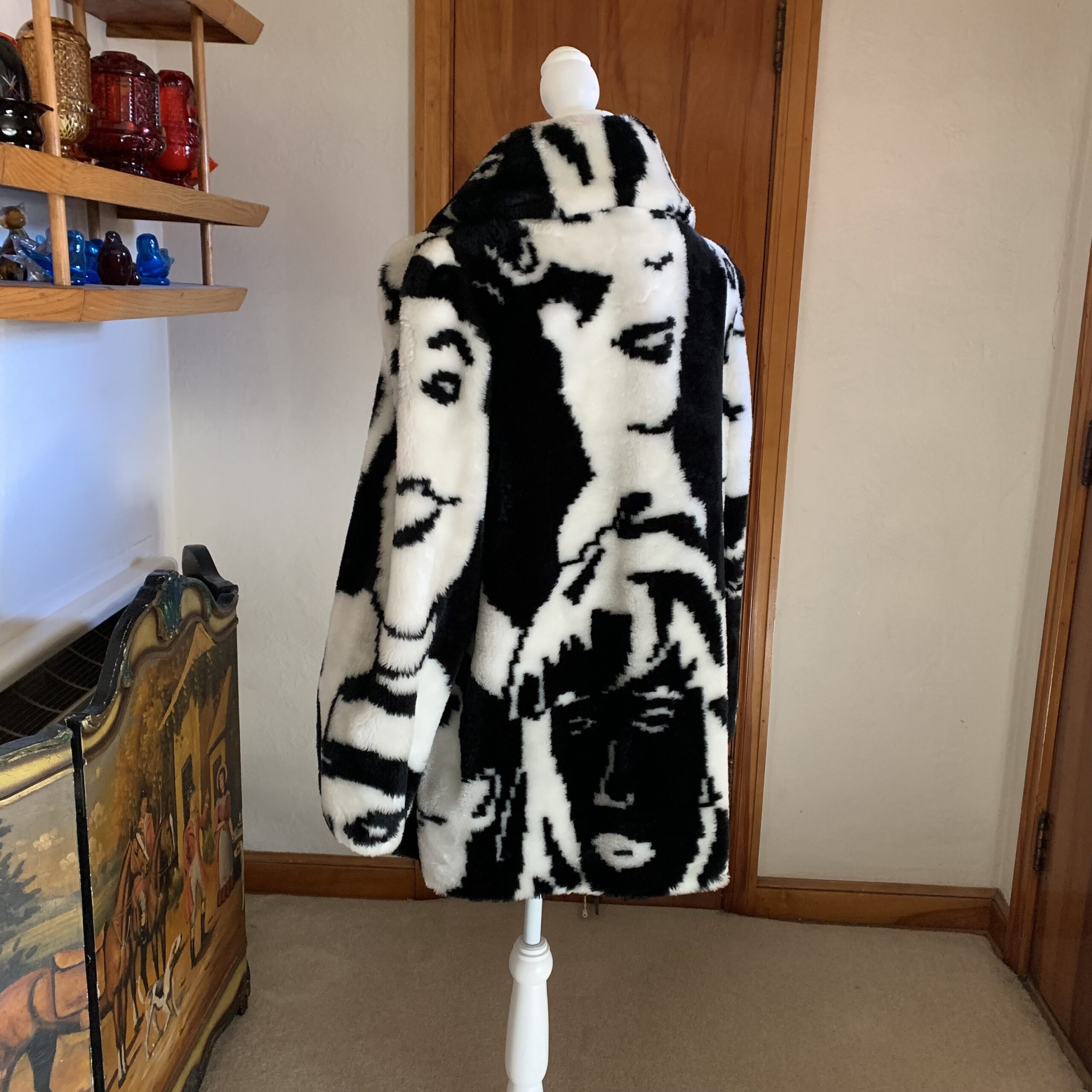 1980s Avant Garde Pop Art Faux Fur Coat – Black And White Faces Motif - Image 4