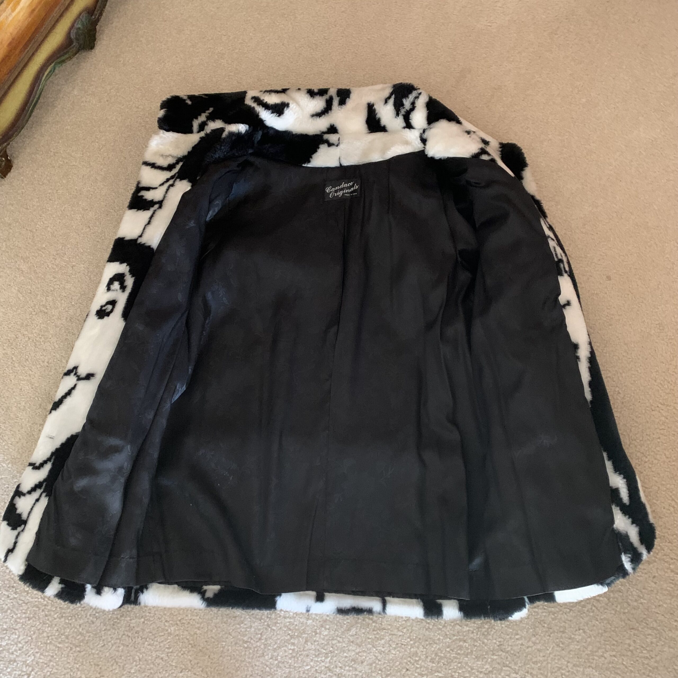 1980s Avant Garde Pop Art Faux Fur Coat – Black And White Faces Motif - Image 7