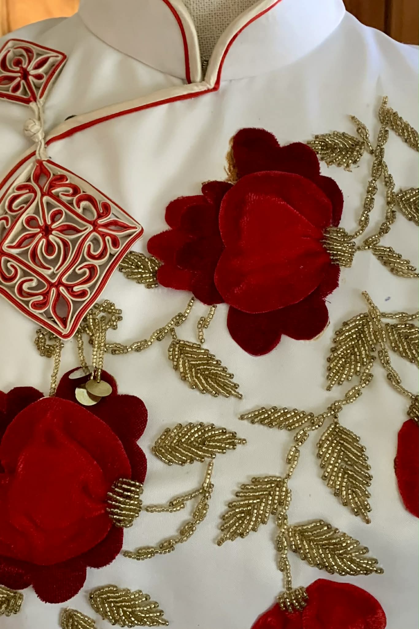 1940s Ivory Cheongsam with Red Floral Appliqué – Sculptural Embroidered Evening Gown - Image 2