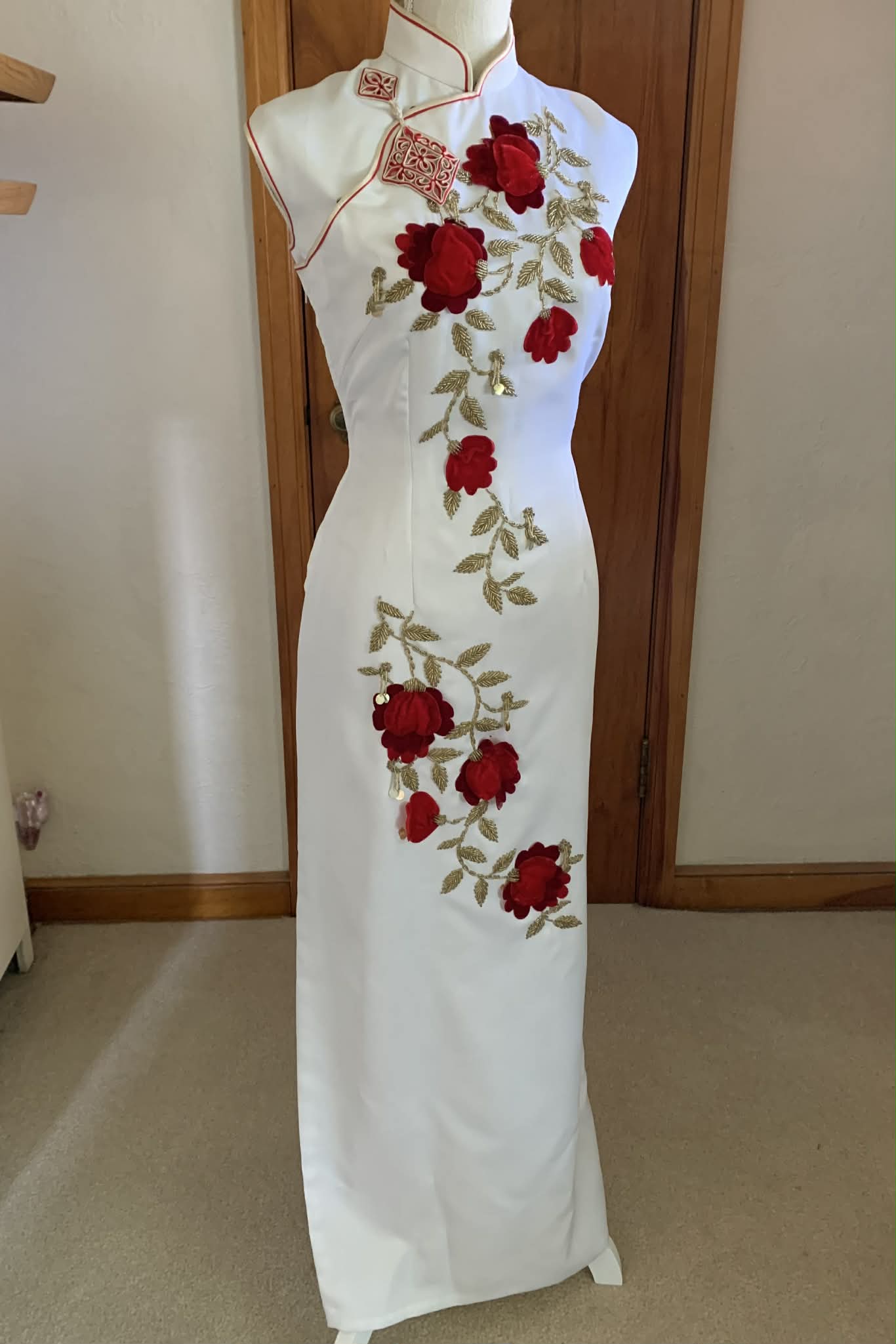 1940s Ivory Cheongsam with Red Floral Appliqué – Sculptural Embroidered Evening Gown - Image 3